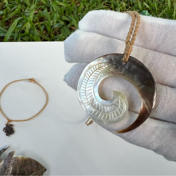 Tahitian Mother of Pearl Turtle Hairclip & Necklaces Set 3 Pieces - Picture 8 of 12